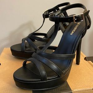 Brand new Black strappy heels size 8 Le Chateau